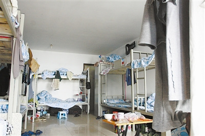 北京违规群租屡禁不止 2居室住30人房东住厨房
