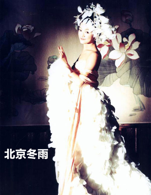 39岁周迅早年艺术写真曝光 满身羽毛灵动似芙蓉