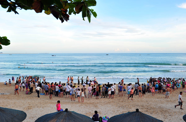 高清:三亚大东海频现溺水事件成\夺命海滩\