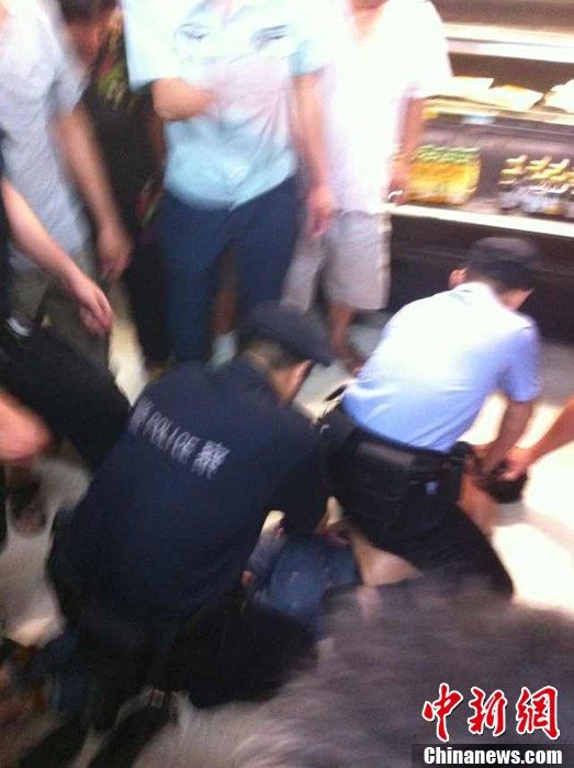 杭州一男子超市持刀砍人 两名民警被咬受伤(图)