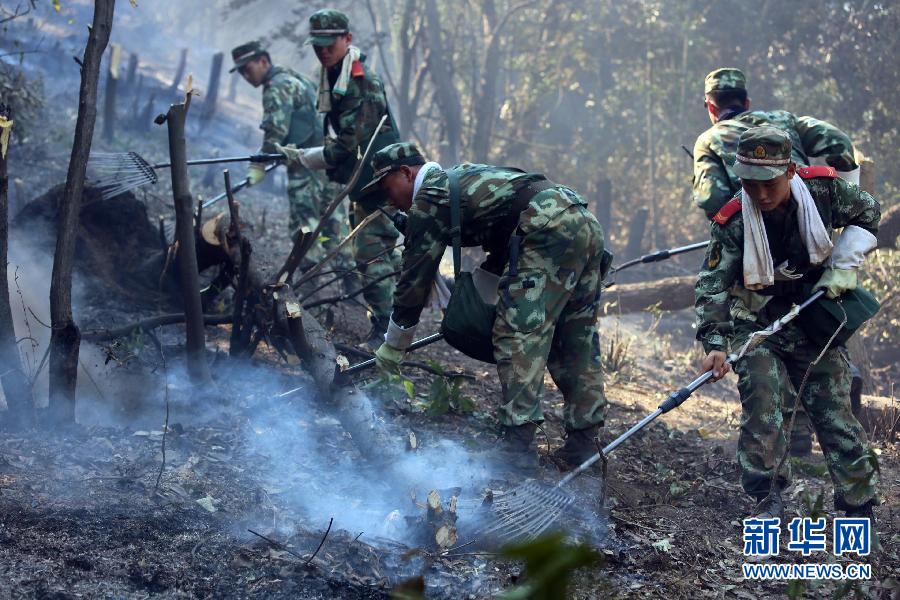 浙江富阳山火持续蔓延 武警官兵全力扑救