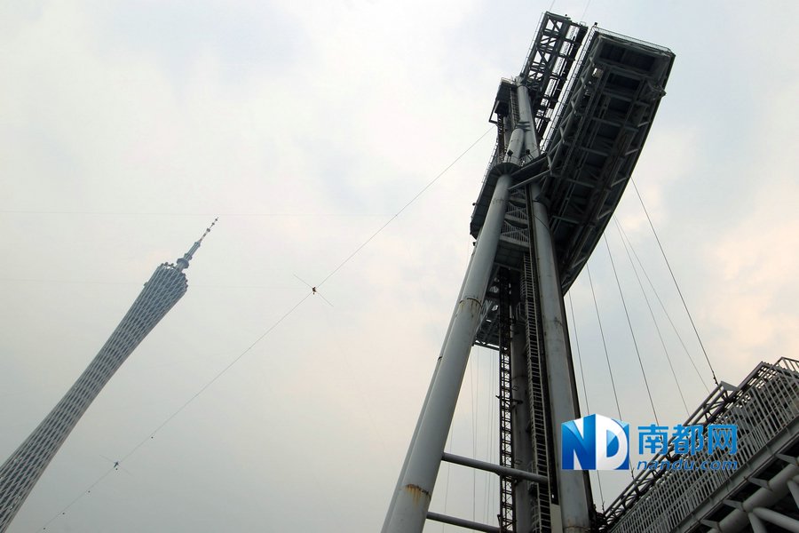 组图：阿迪力广州无保护走钢丝成功横跨珠江