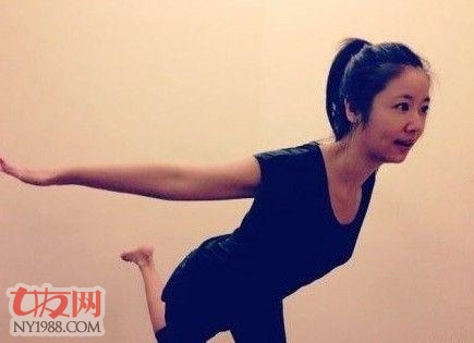 李嘉欣一字马倒立露笑容 高难度动作网友大呼厉害