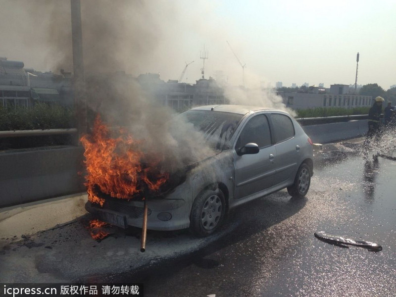 南京:标致轿车自燃面目全非车主侥幸逃生[1]