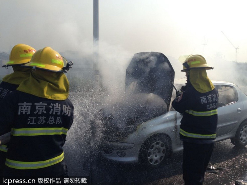 南京：标致轿车自燃面目全非 车主侥幸逃生