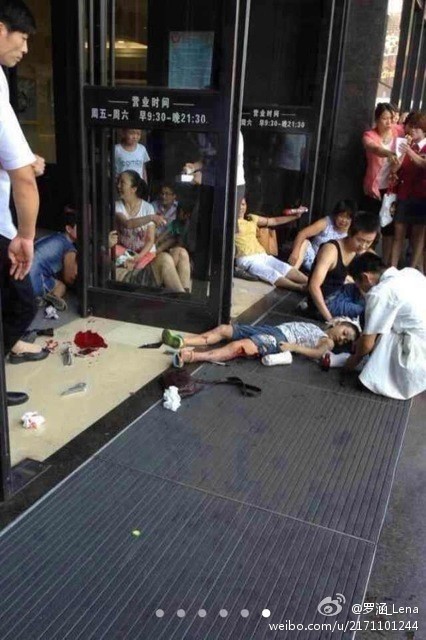 河南许昌：一轿车冲入人群致一死十伤
