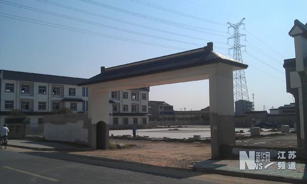 江苏常州一村委办公楼1500平 院内立12生肖石柱(图)