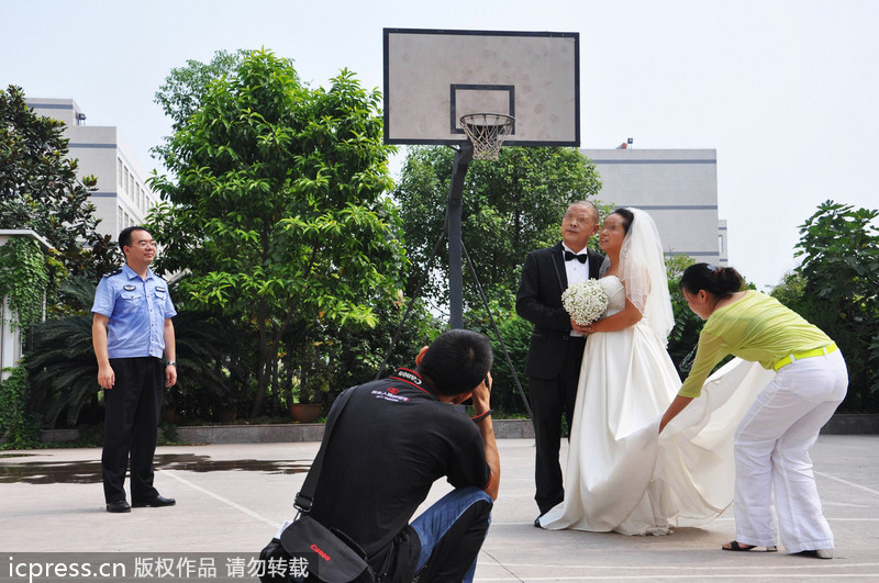 高墙里的集体婚礼 重庆监狱上演七夕“爱的守候”