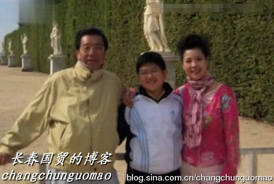 网曝李双江幸福全家福 网友为李天一惋惜