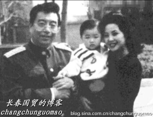 网曝李双江幸福全家福 网友为李天一惋惜
