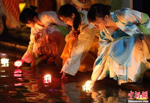 组图：各地少女身着汉服还原古代“七夕现场”