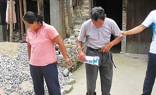 大妈山坡卖淫20元一次 老年人性工作者近年来不少见(组图)
