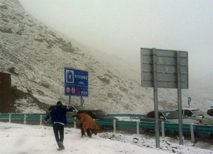 新疆八月飞雪打雪仗 内地高温区网友羡慕不已