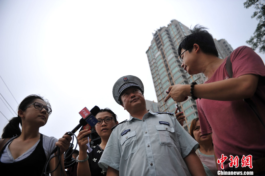 “楼顶别墅”楼下拉起警戒线 防高空坠物
