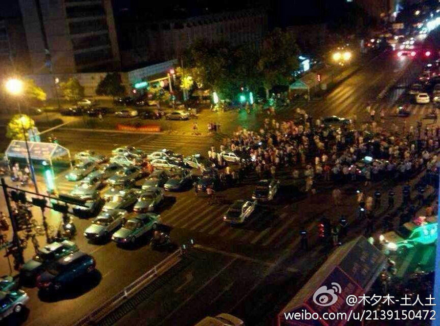 杭州街道办官员撞车后与人争执 百人围观