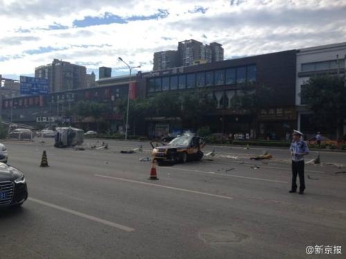 北京广渠路三车相撞 出租车“腰斩”司机死亡