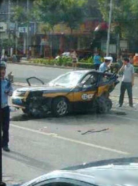 北京广渠路三车相撞 出租车“腰斩”司机死亡