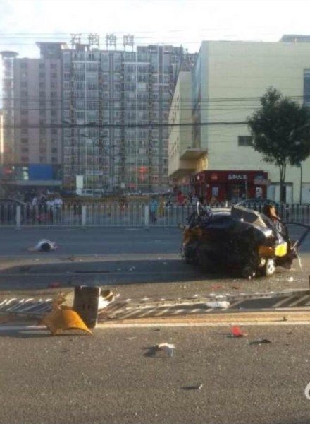 北京广渠路三车相撞 出租车“腰斩”司机死亡
