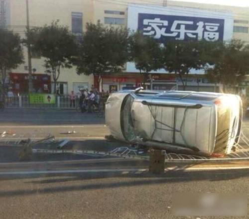 北京广渠路三车相撞 出租车“腰斩”司机死亡