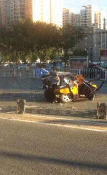 北京广渠路三车相撞 出租车“腰斩”司机死亡