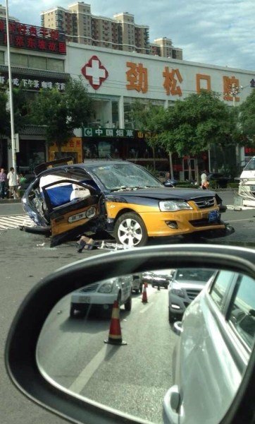 北京广渠路三车相撞 出租车“腰斩”司机死亡