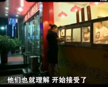 猪蹄西施清纯样貌吸引众多顾客 称“从不后悔”