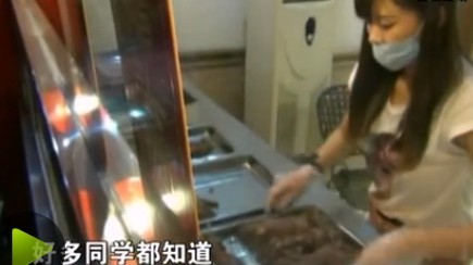 猪蹄西施清纯样貌吸引众多顾客 称“从不后悔”