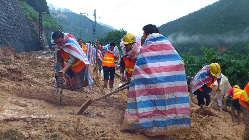 高清：中断20小时滞停8万旅客 京广铁路广东段抢通