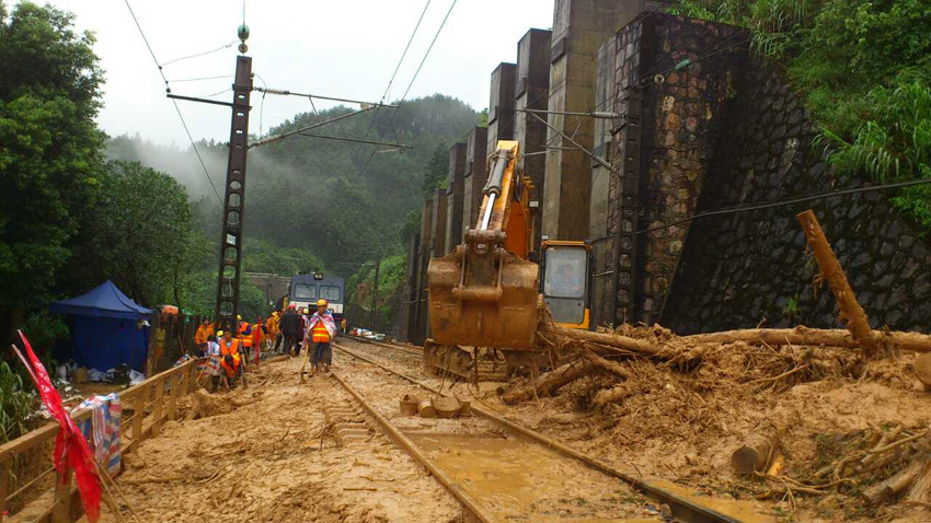 高清：中断20小时滞停8万旅客 京广铁路广东段抢通
