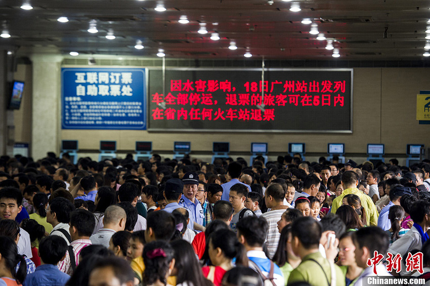 高清：中断20小时滞停8万旅客 京广铁路广东段抢通