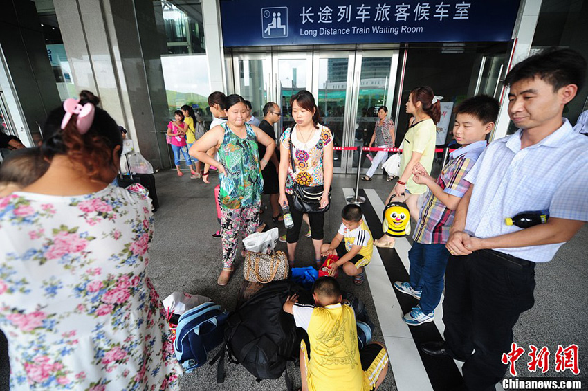 高清：中断20小时滞停8万旅客 京广铁路广东段抢通
