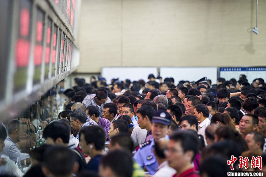 高清：中断20小时滞停8万旅客 京广铁路广东段抢通