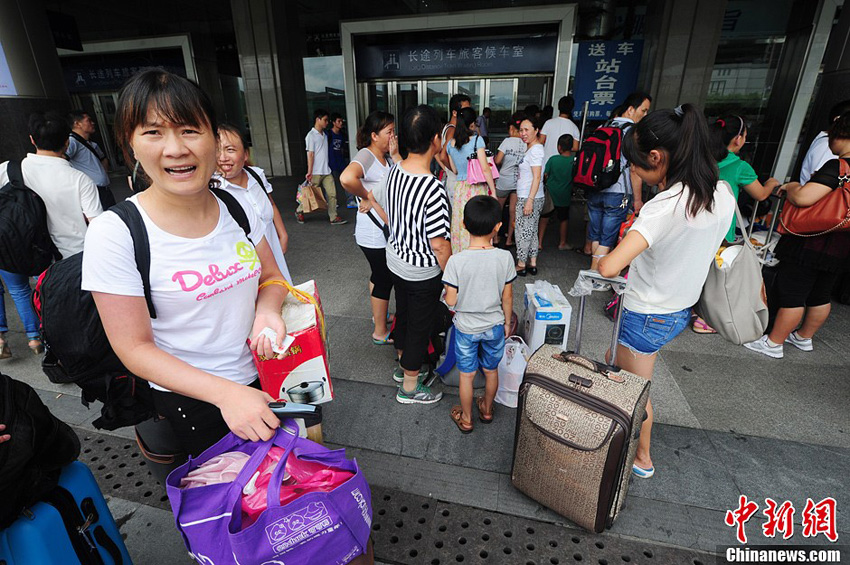高清：中断20小时滞停8万旅客 京广铁路广东段抢通