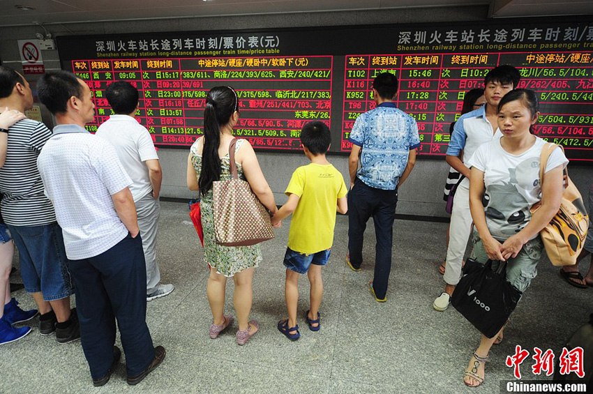 高清：中断20小时滞停8万旅客 京广铁路广东段抢通