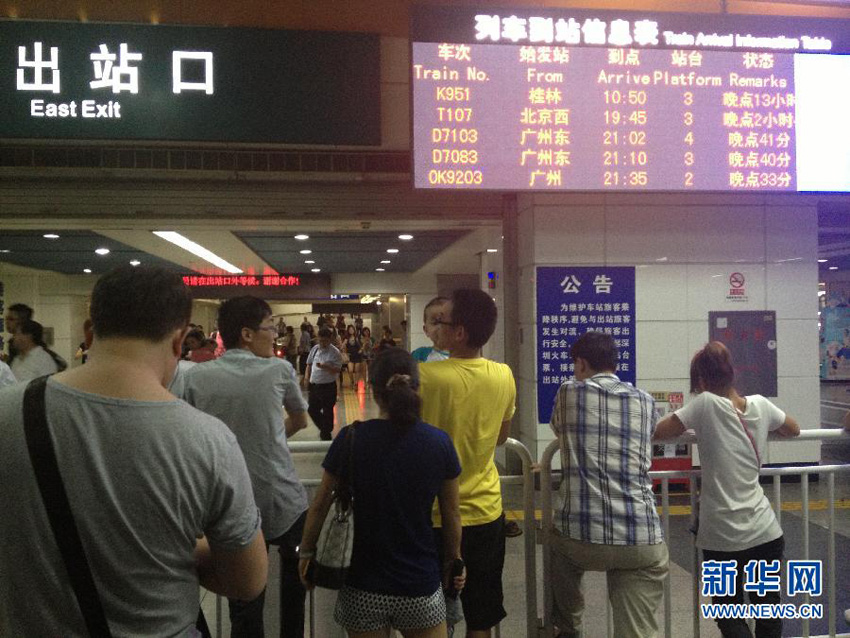 高清：中断20小时滞停8万旅客 京广铁路广东段抢通