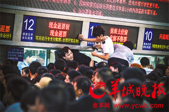 高清：中断20小时滞停8万旅客 京广铁路广东段抢通