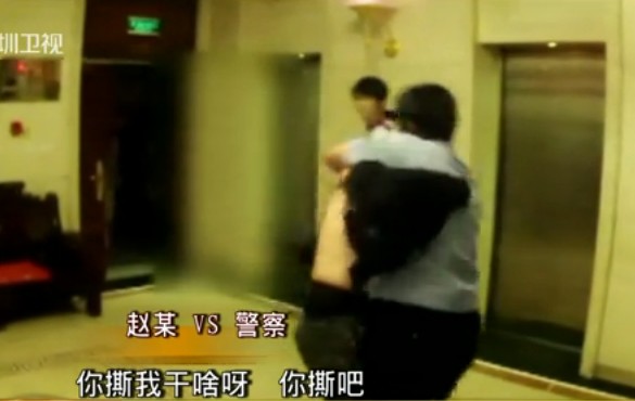 女子脱光上衣袭警现场实拍 彪悍泼妇耍横直往警察怀里扑