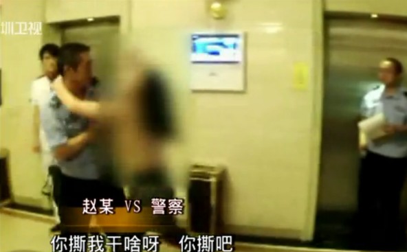 女子脱光上衣袭警现场实拍 彪悍泼妇耍横直往警察怀里扑