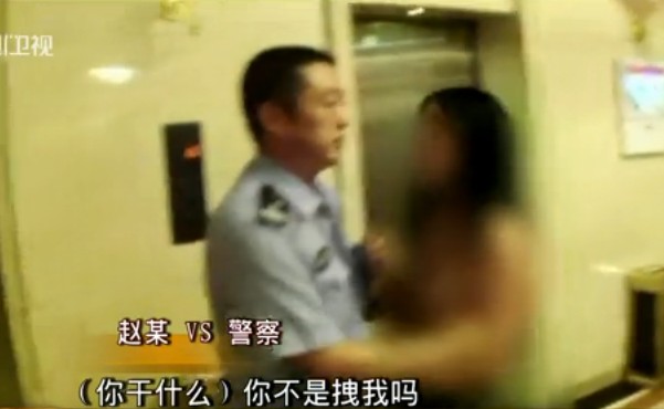 女子脱光上衣袭警现场实拍 彪悍泼妇耍横直往警察怀里扑