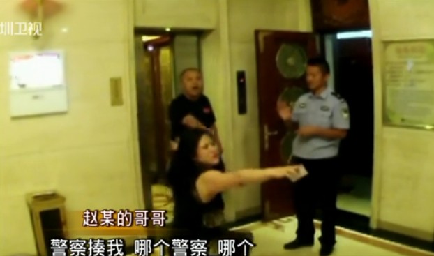 女子脱光上衣袭警现场实拍 彪悍泼妇耍横直往警察怀里扑