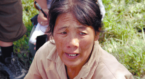 辽宁抚顺水灾现场:女儿被埋屋内 父亲抠了12小时(图)