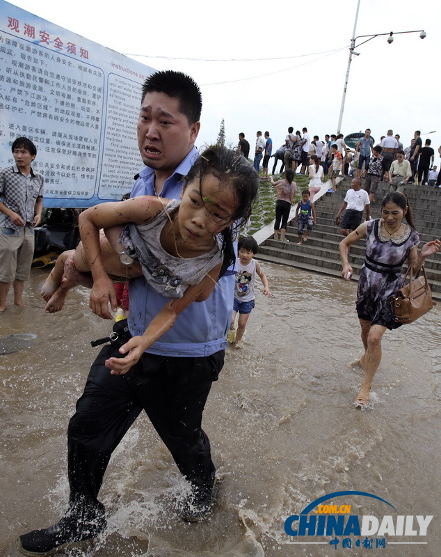 浙江海宁：高潮位达6.60米“回头潮”席卷钱塘江盐仓一带 打翻数百名游客