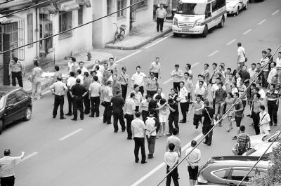 男子情绪失控挟持女友 特警索降强行突入解救人质