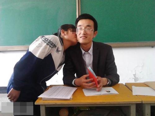 甘肃一中学老师用毕业证要挟向全班女生索吻 已被停职