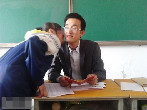甘肃一中学老师用毕业证要挟向全班女生索吻 已被停职