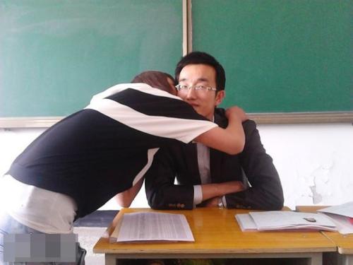 甘肃一中学老师用毕业证要挟向全班女生索吻 已被停职