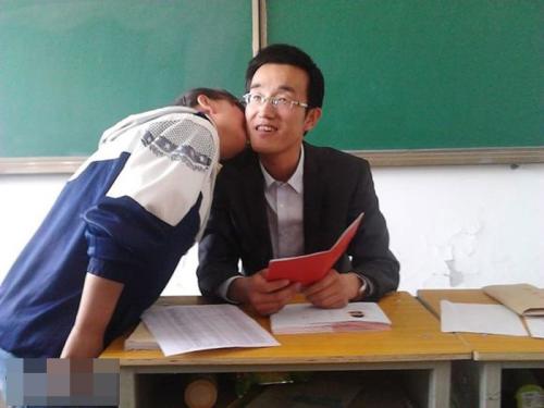 甘肃一中学老师用毕业证要挟向全班女生索吻 已被停职