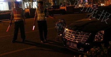 被撞瞬间母亲推出婴儿车 母性光辉总在紧急时刻显现[组图]