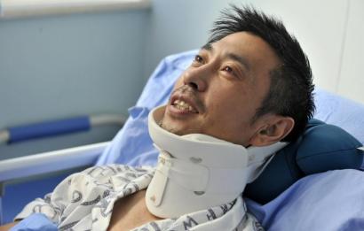 交警被撞后坚持救人晕倒 醒来记忆倒退15年