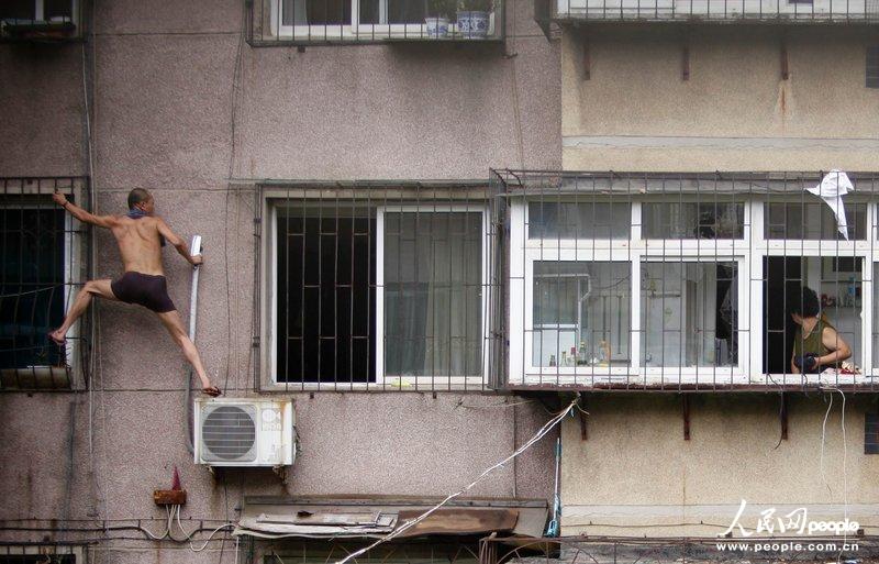 高清：辽宁一男子因感情问题挟持母亲挥刀自残